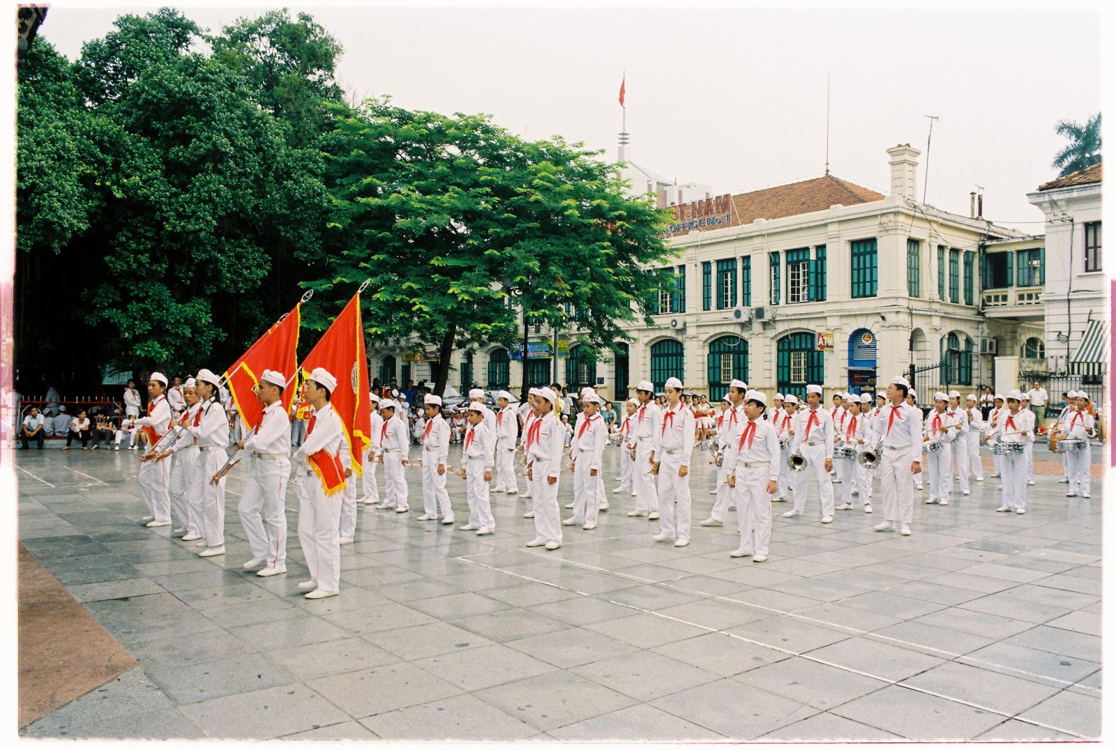 Một thuở Khăn quàng thắm vai em...