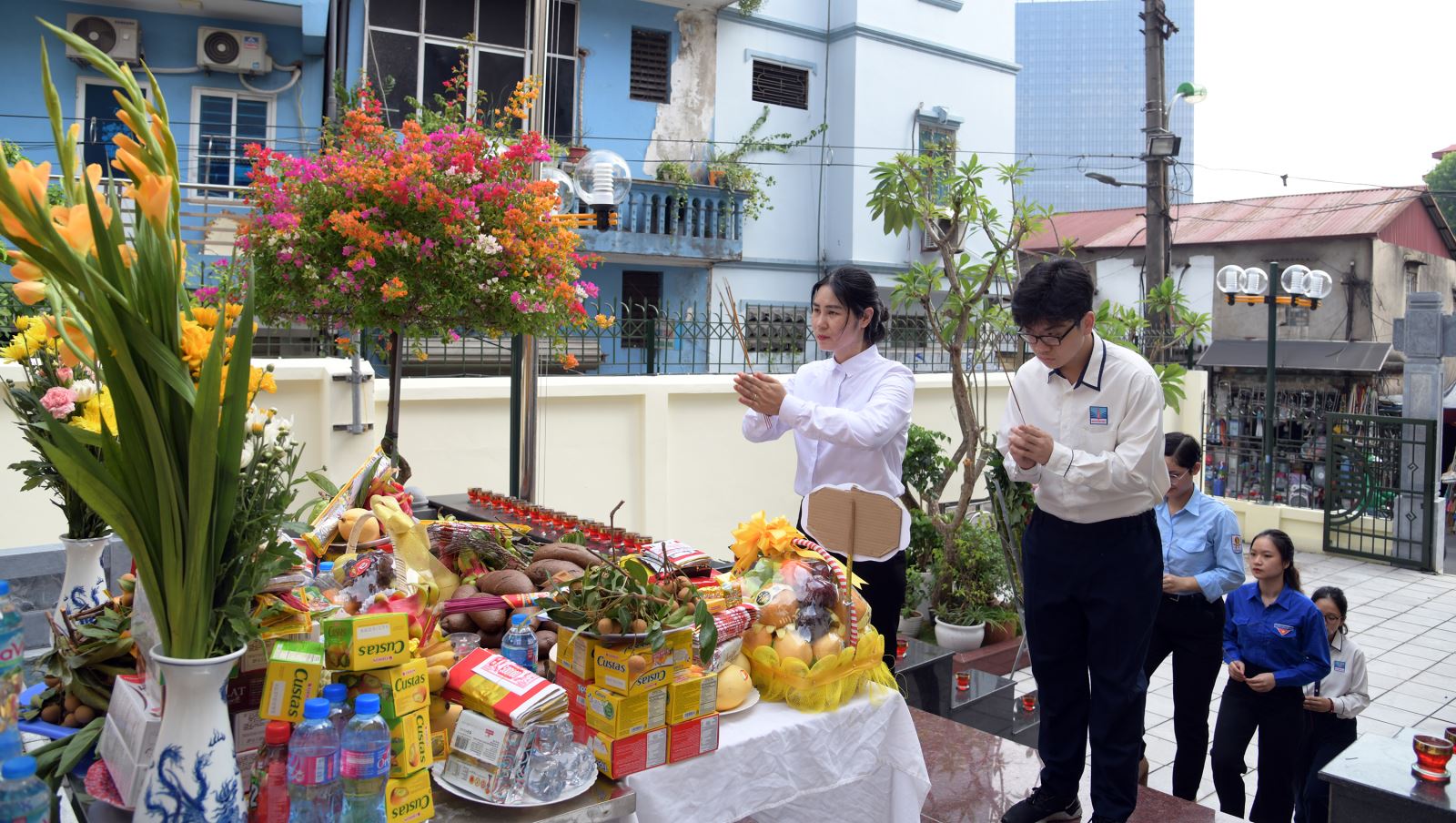 Trường Nguyễn Siêu dâng hương tại Đài tưởng niệm Liệt sĩ Yên Hòa